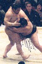 Tochiazuma beaten by Kotomitsuki at spring sumo